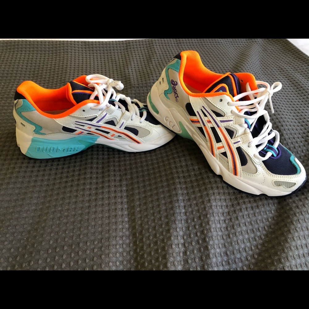 ASICS Gel Kayano - Women size 7 Men size 5.5